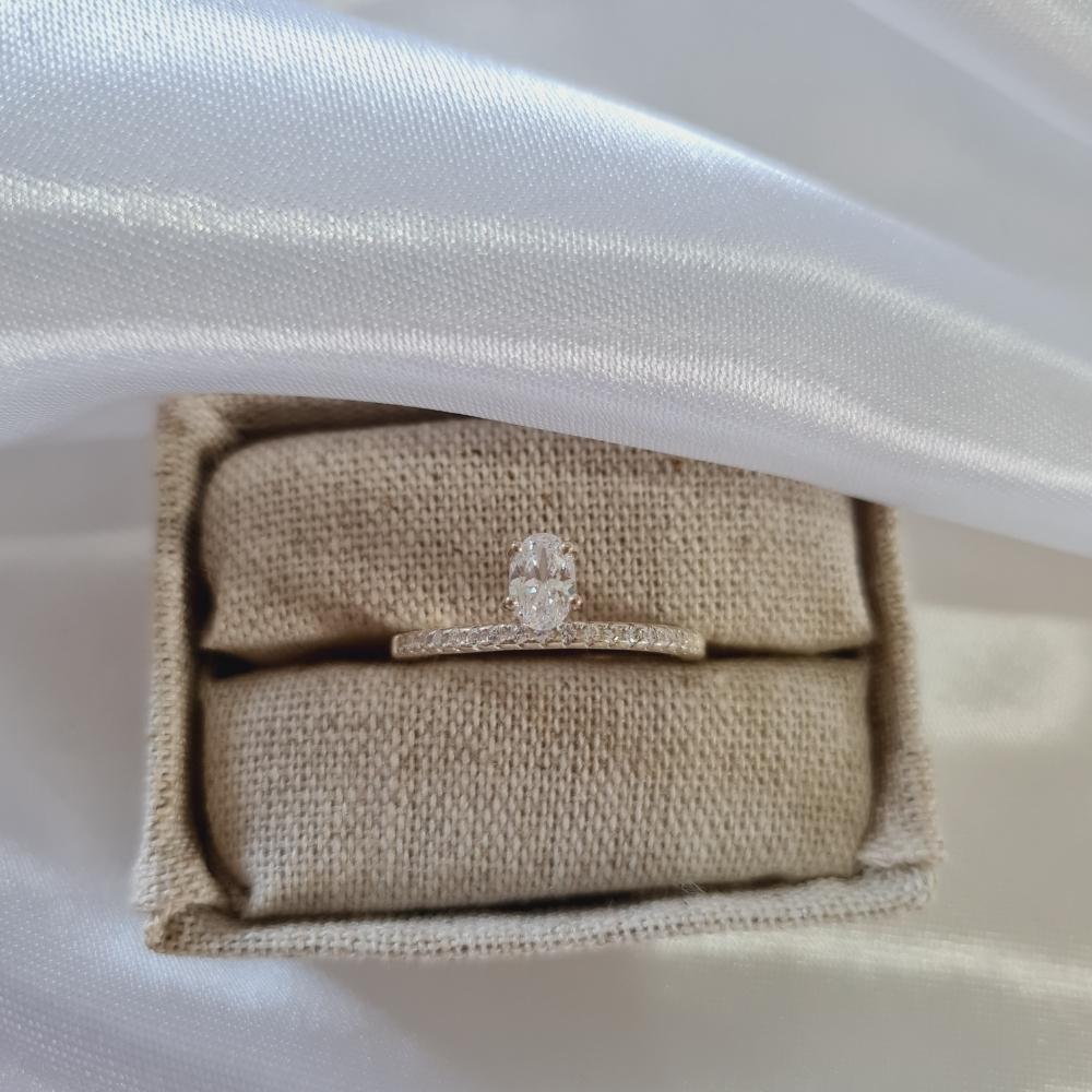 Anel de Prata Zircônia Oval Branca