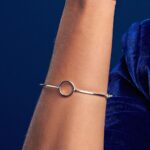 Bracelete de prata 925 oval liso círculo vazado com fecho trava - Imagem 2