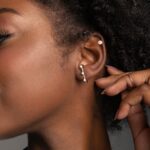 Brinco De Prata 925 Ear Hook Liso Três Bolinhas Coloridas 2,2cm - Imagem 2