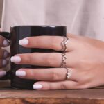 Anel de prata 925 geométrico V aro duplo liso com bolinhas - Imagem 3