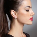 Brinco de prata 925 argola oval cravejada com zircônias brancas 2,2 cm - Imagem 3