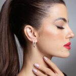 Brinco de prata 925 argola oval cravejada com zircônias brancas 2,2 cm - Imagem 2