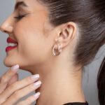 Brinco de prata 925 argola zircônias crescentes com tarraxa 2 cm - Imagem 2