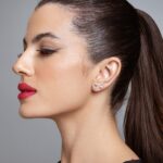 Brinco de prata 925 dois corações liso e com zircônia cristal - Imagem 2