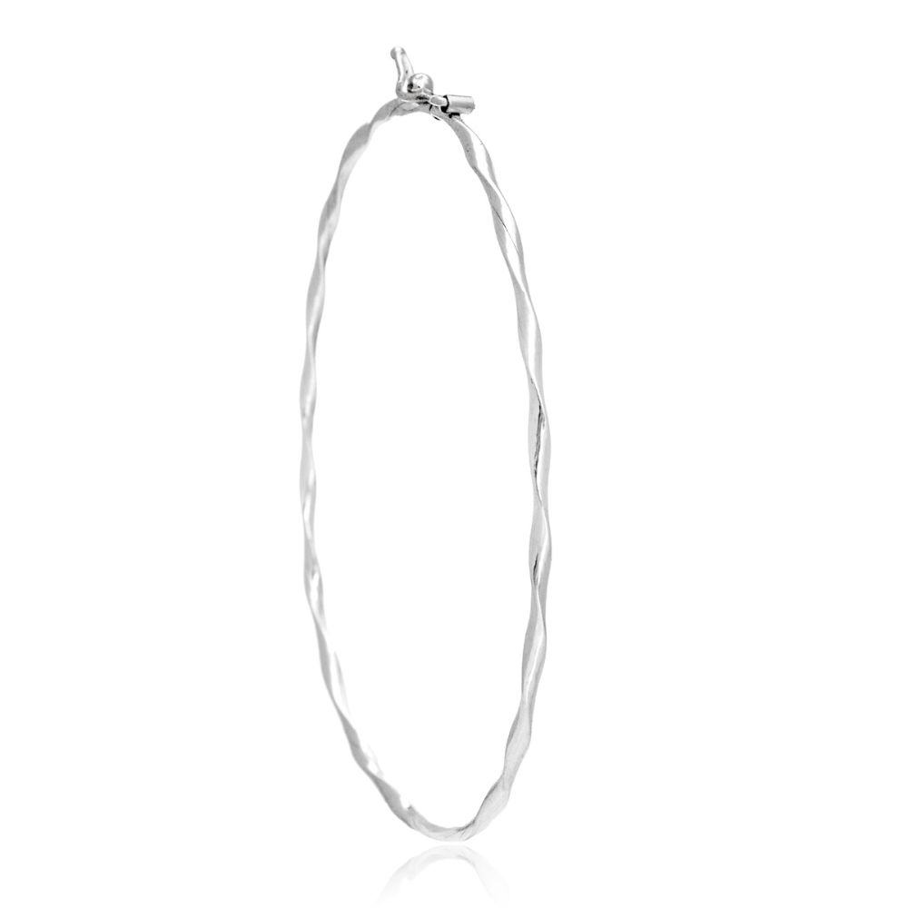 bracelete-de-prata-oval-fio-levemente-torcido Bracelete de prata 925 oval liso fio levemente torcido fino 2 mm com fecho trava - Imagem 1