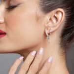 Brinco de prata argola cravejada com dois corações zircônia