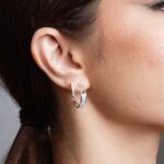 Brinco de prata argola tarraxa meia lua cravejada