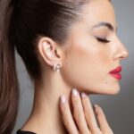 Brinco de prata base oval dois fios cravejados