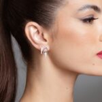 Brinco de prata base oval dois fios cravejados