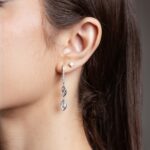 Brinco de prata fecho gancho cravejado com zircônias penduradas