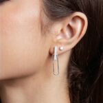 Brinco de prata fio cravejado com argola oval longa