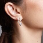 Brinco de prata fio cravejado pingente geométrico