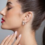 Brinco de prata fio duplo cravejado e pérola