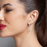 Brinco de prata gancho cravejado com zircônias gota azul claro