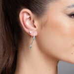 Brinco de prata palito curvado cravejado zircônias gota turmalina