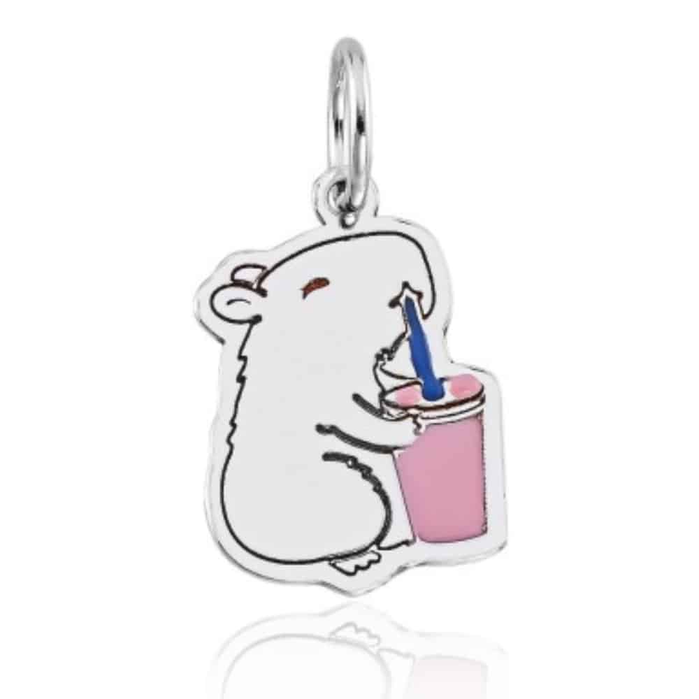 caf4e28394125c2412ce3431d0ce8983.jpg Pingente de prata 925 mini capivara tomando suco - Imagem 1